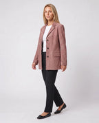 Veste-blazer en suédine vieux rose Eugénie, vue de trois quarts en studio