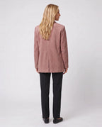 Veste-blazer en suédine vieux rose Eugénie, vue de dos en studio