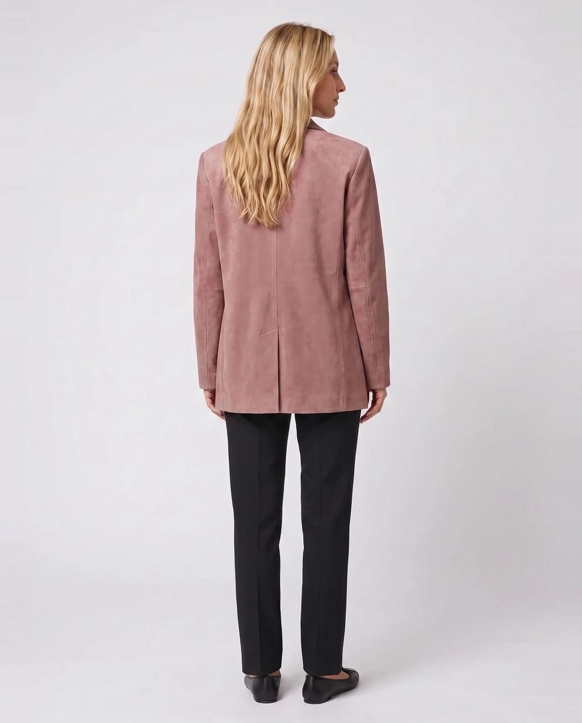 Veste-blazer en suédine vieux rose Eugénie, vue de dos en studio