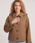 Veste courte à capuche façon trench brun Eulalie, plan rapproché en studio