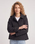 Veste courte à capuche façon trench noir Eulalie, plan rapproché en studio