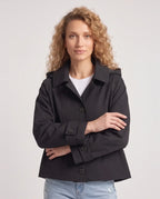 Veste courte à capuche façon trench noir Eulalie, plan rapproché en studio