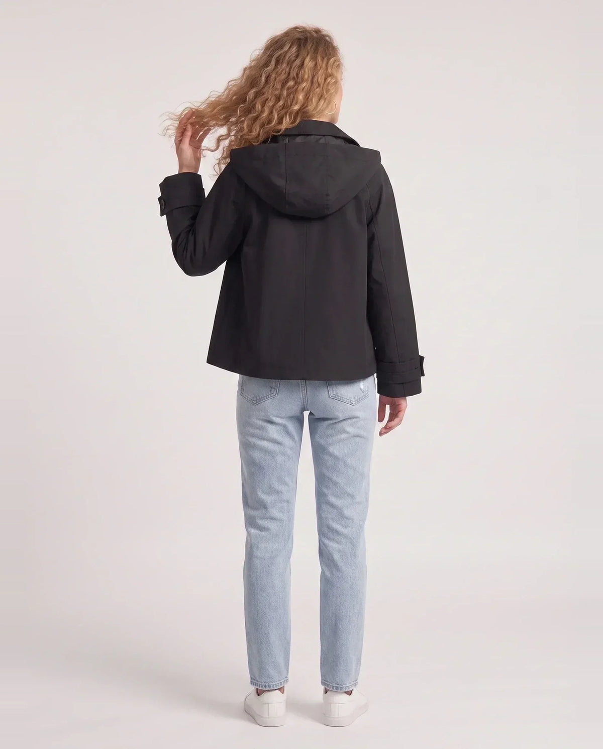 Veste à capuche noir Eulalie, vue de dos en studio