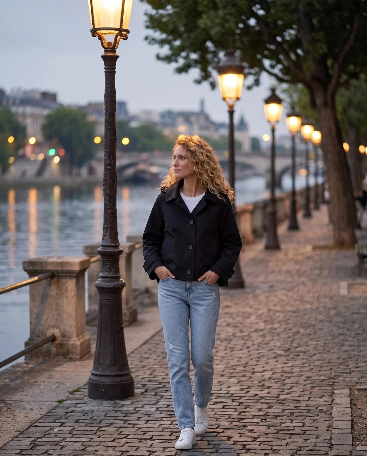 Veste à capuche noir Eulalie, portée sur une promenade au bord de l'eau le soir