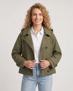 Veste courte à capuche façon trench vert armée Eulalie, plan rapproché en studio