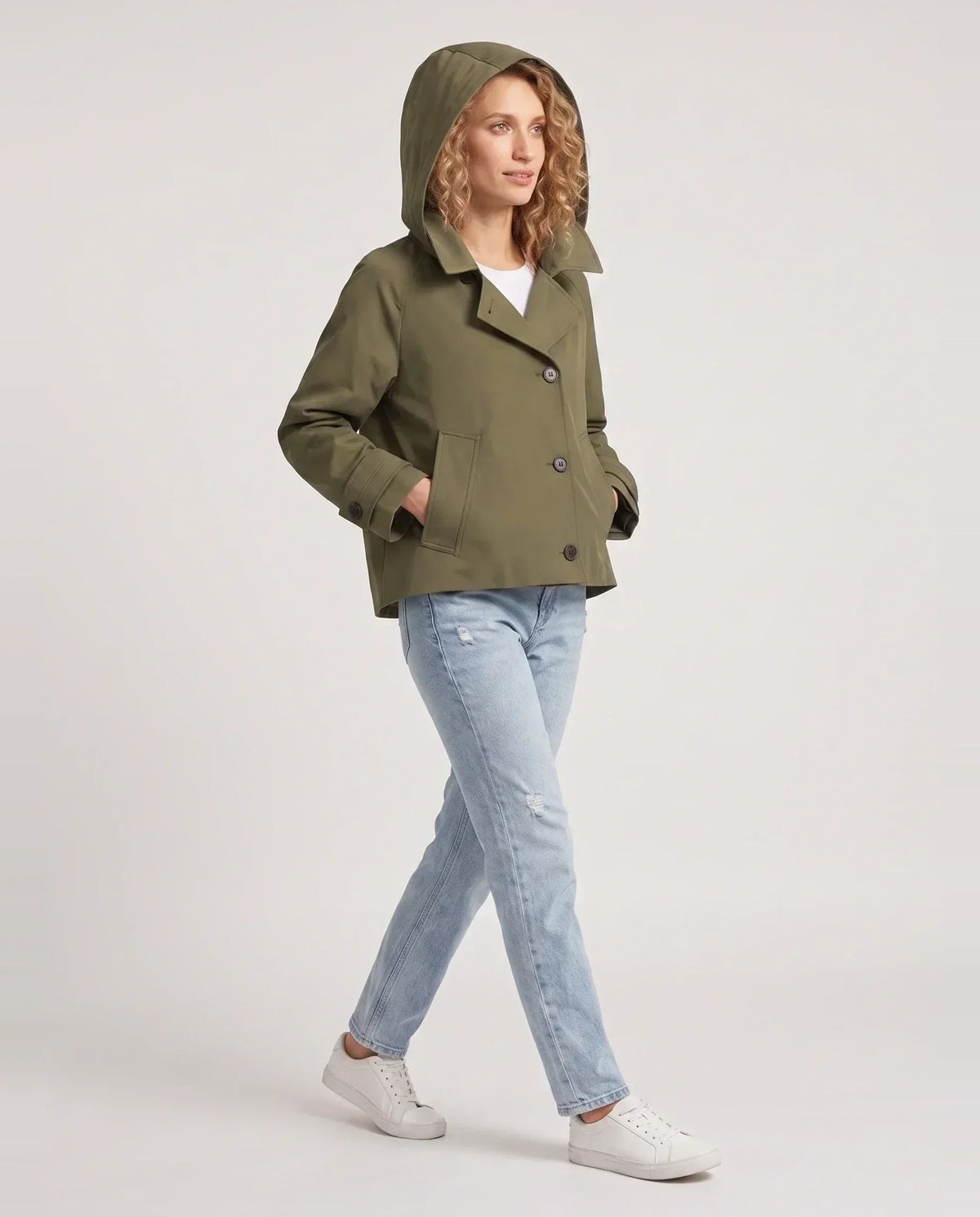 Veste à capuche vert armée Eulalie capuche relevée, vue de trois quarts