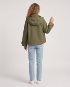 Veste à capuche vert armée Eulalie, vue de dos en studio
