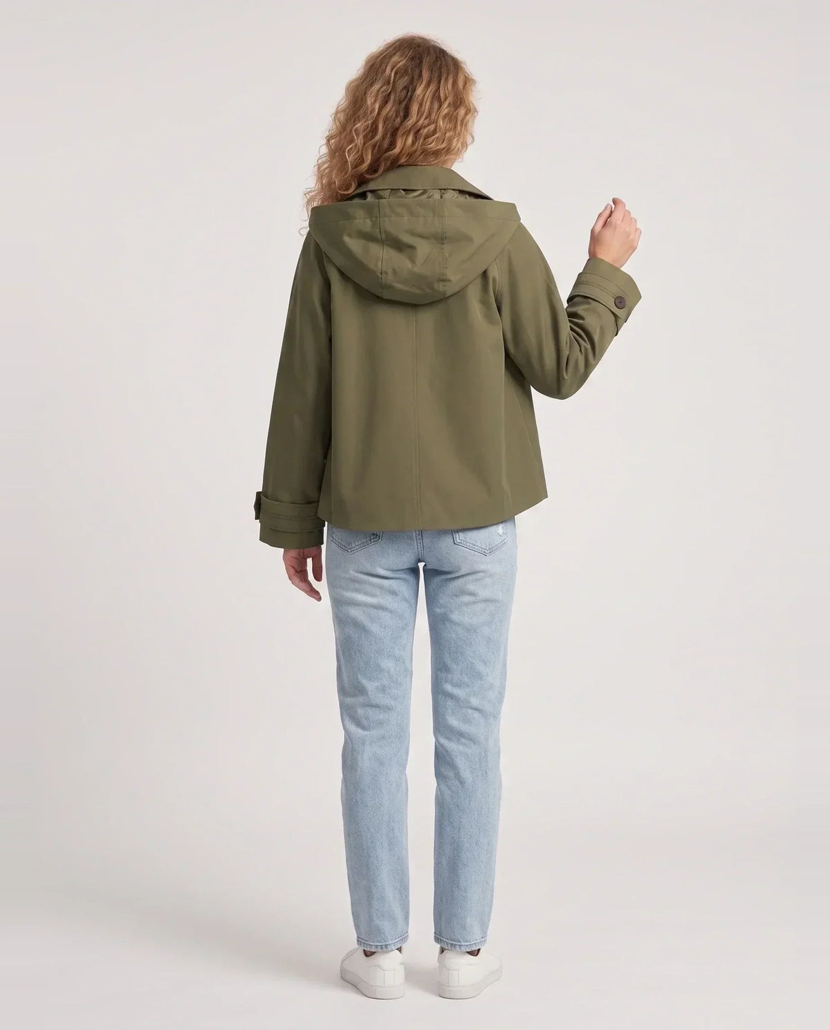 Veste à capuche vert armée Eulalie, vue de dos en studio