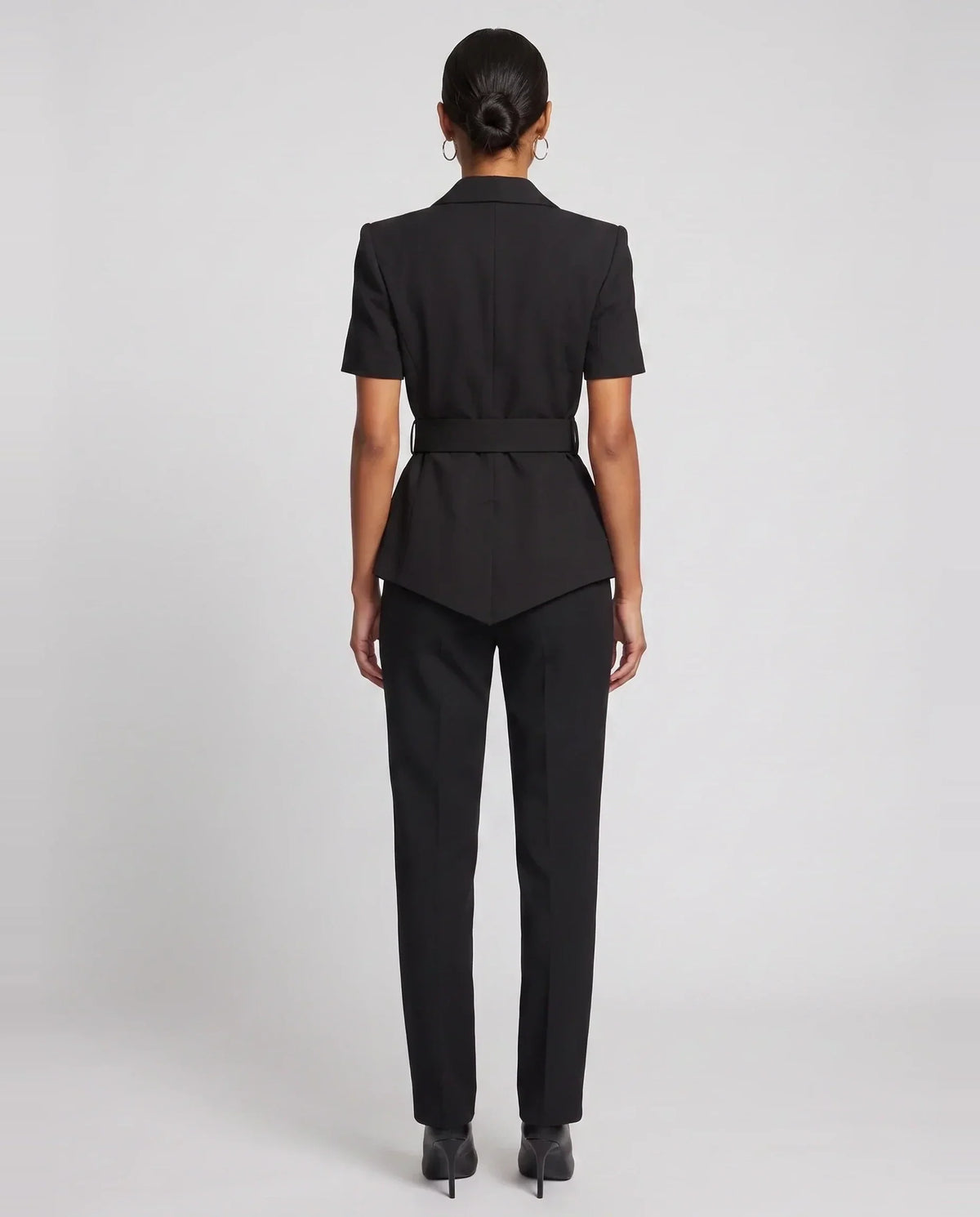 Veste cintrée ceinturée à manches courtes noire Albane, vue de dos en studio