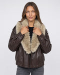 Veste oversize simili marron à col en fausse fourrure Quitterie, plan rapproché en studio