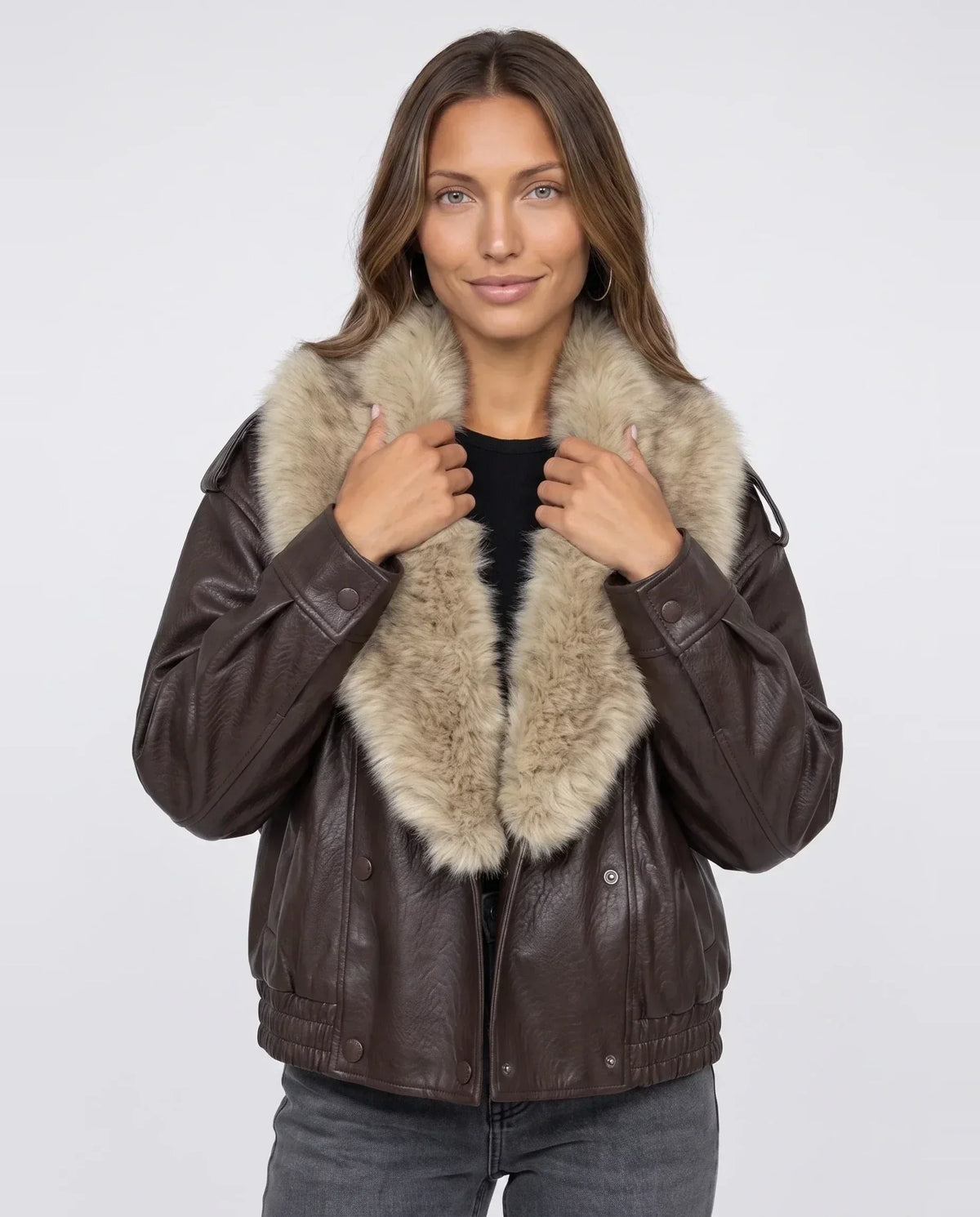 Veste oversize simili marron à col en fausse fourrure Quitterie, plan rapproché en studio