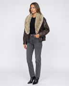 Veste oversize simili marron à col en fausse fourrure Quitterie, vue de trois quarts en studio
