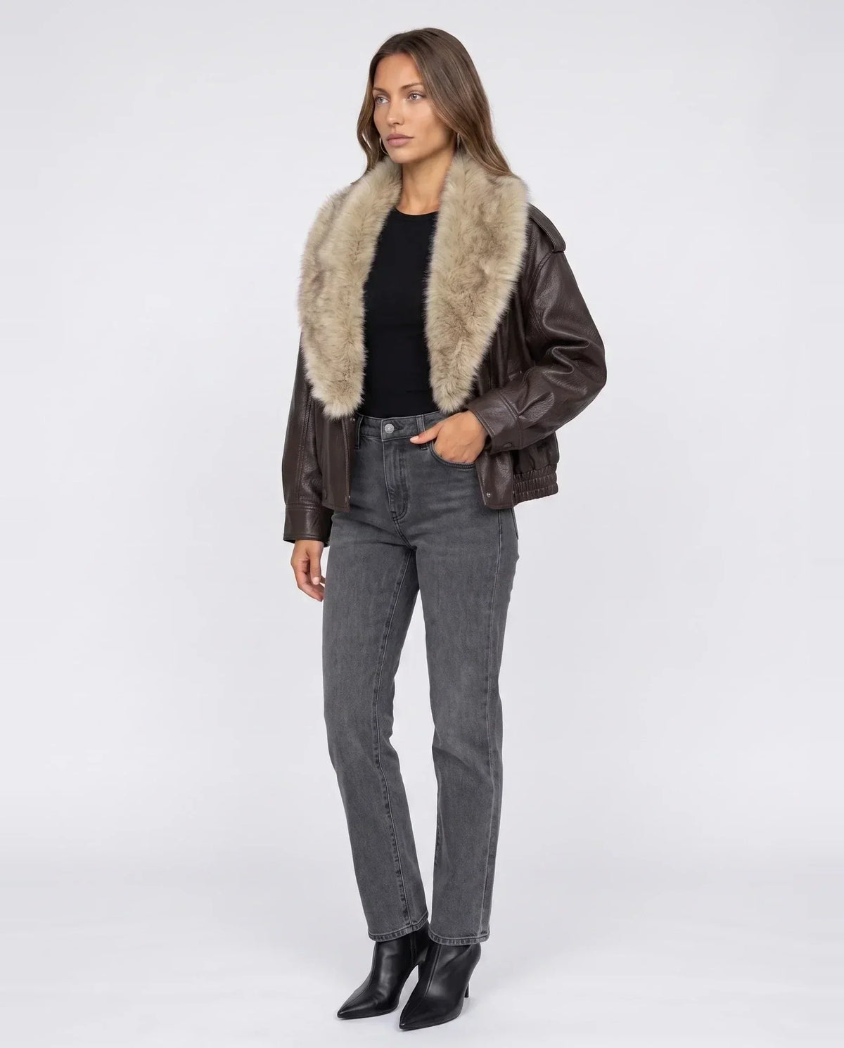 Veste oversize simili marron à col en fausse fourrure Quitterie, vue de trois quarts en studio
