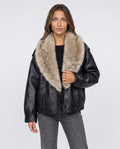 Veste oversize simili noire à col en fausse fourrure Quitterie, plan rapproché en studio