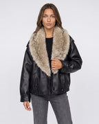 Veste oversize simili noire à col en fausse fourrure Quitterie, plan rapproché en studio
