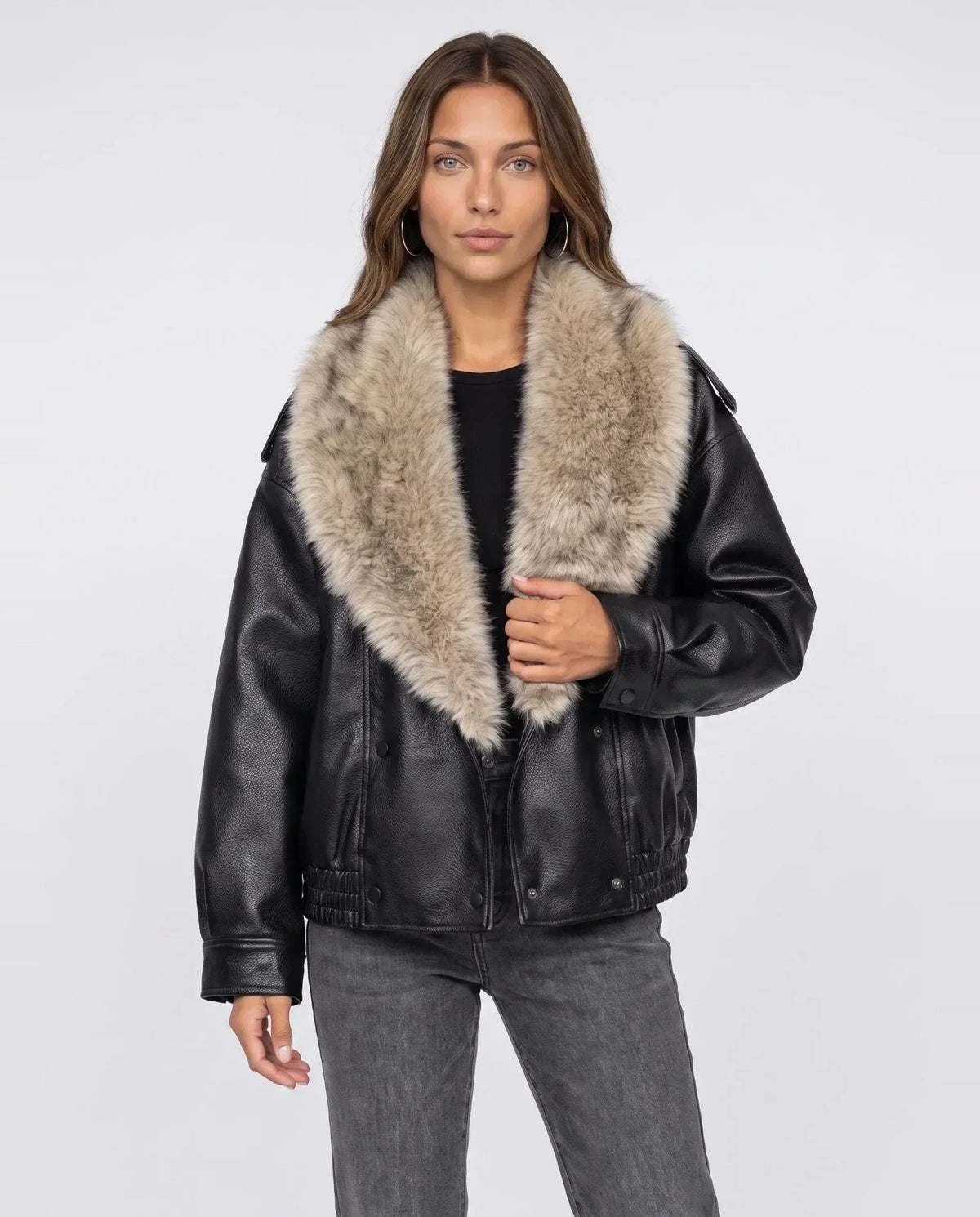 Veste oversize simili noire à col en fausse fourrure Quitterie, plan rapproché en studio