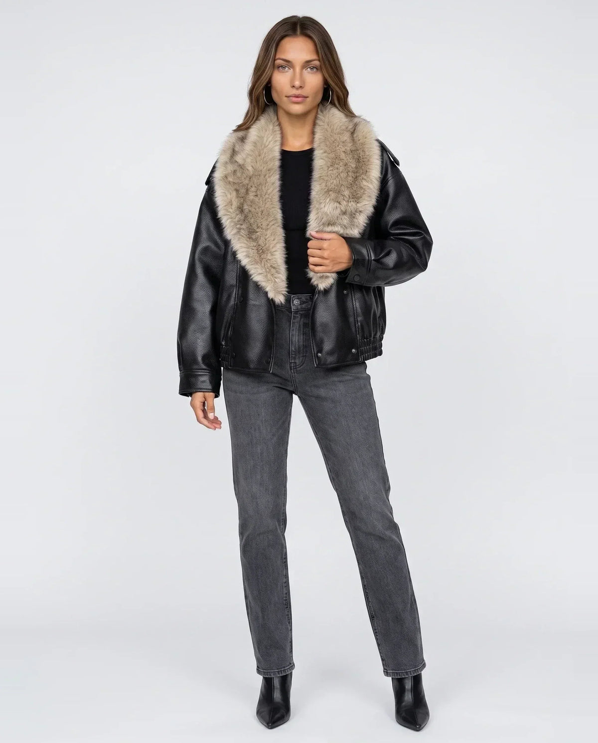 Veste oversize simili noire à col en fausse fourrure Quitterie, vue de face en studio