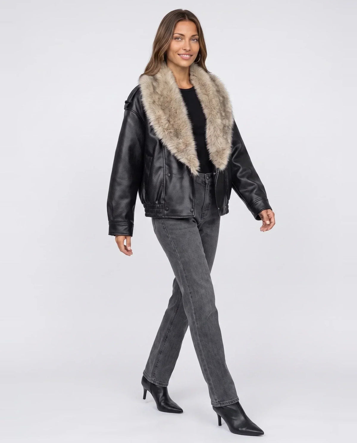 Veste oversize simili noire à col en fausse fourrure Quitterie, vue de trois quarts en studio