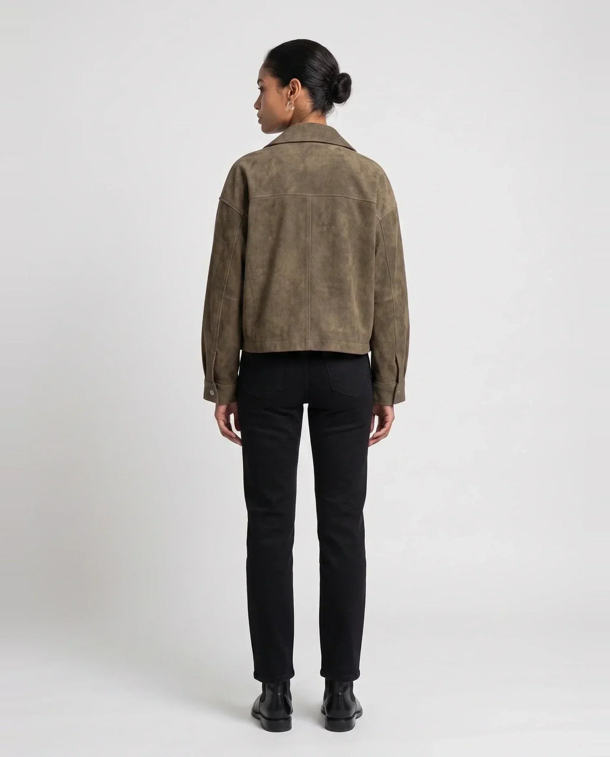 Veste utilitaire kaki délavé Bertille, vue de dos en studio