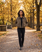 Veste utilitaire kaki Bertille, portée dans une allée de parc en automne