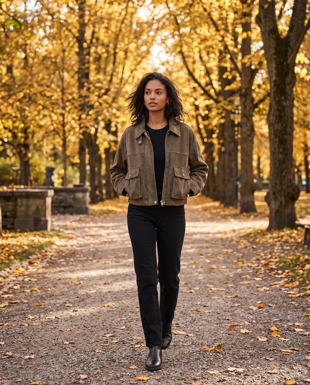 Veste utilitaire kaki Bertille, portée dans une allée de parc en automne