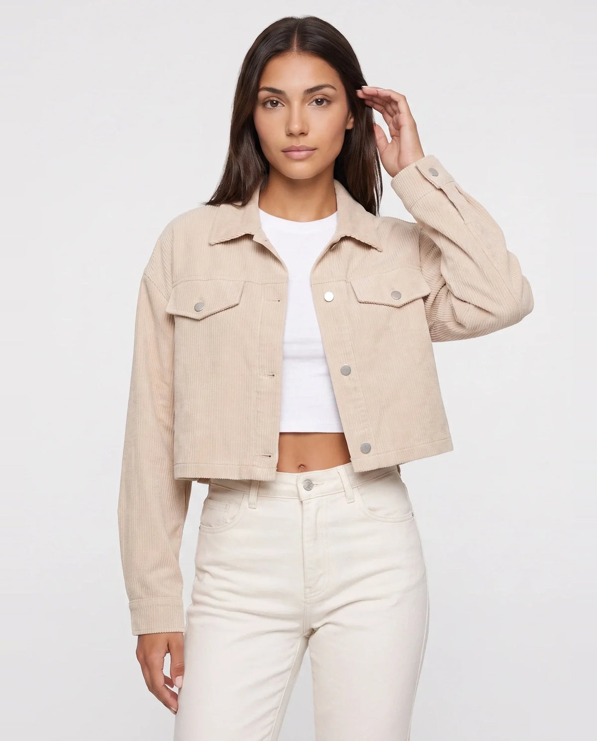 Veste courte en velours côtelé Y2K beige clair Sidonie, plan rapproché en studio