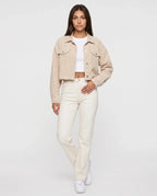 Veste courte en velours côtelé Y2K beige clair Sidonie, vue de face en studio