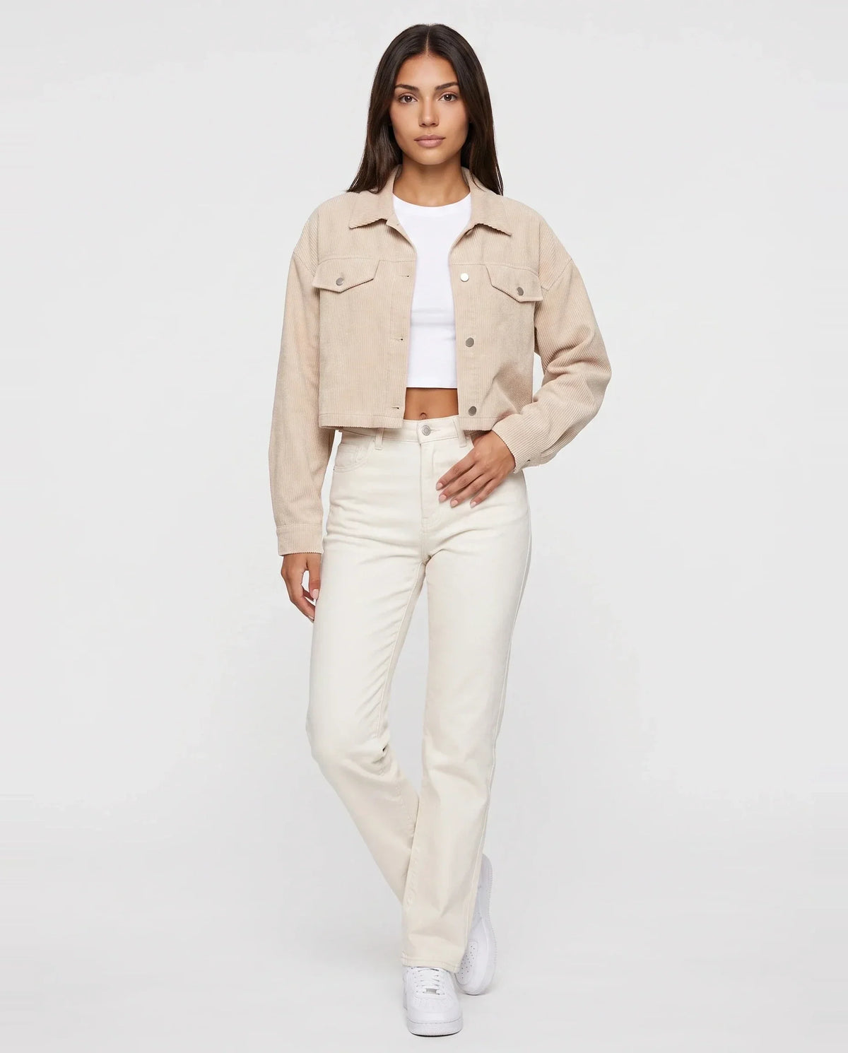 Veste courte en velours côtelé Y2K beige clair Sidonie, vue de face en studio