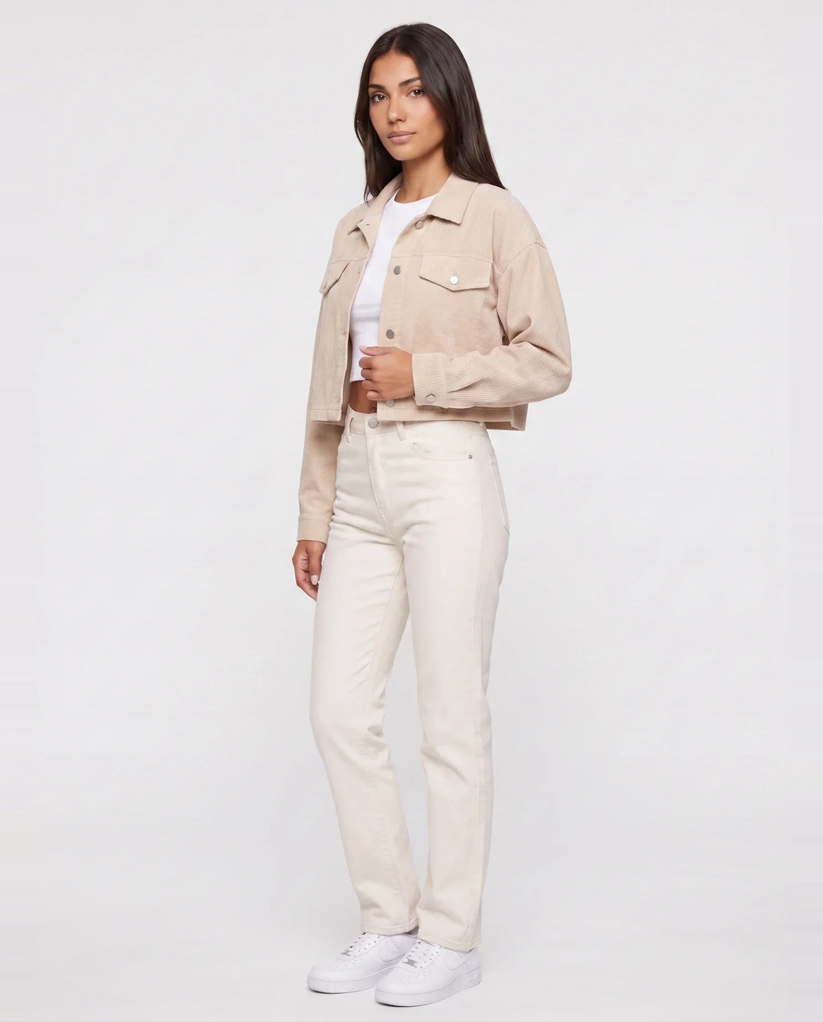 Veste courte en velours côtelé Y2K beige clair Sidonie, vue de trois quarts en studio