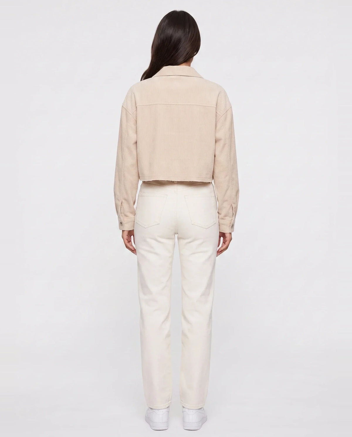 Veste courte en velours côtelé Y2K beige clair Sidonie, vue de dos en studio