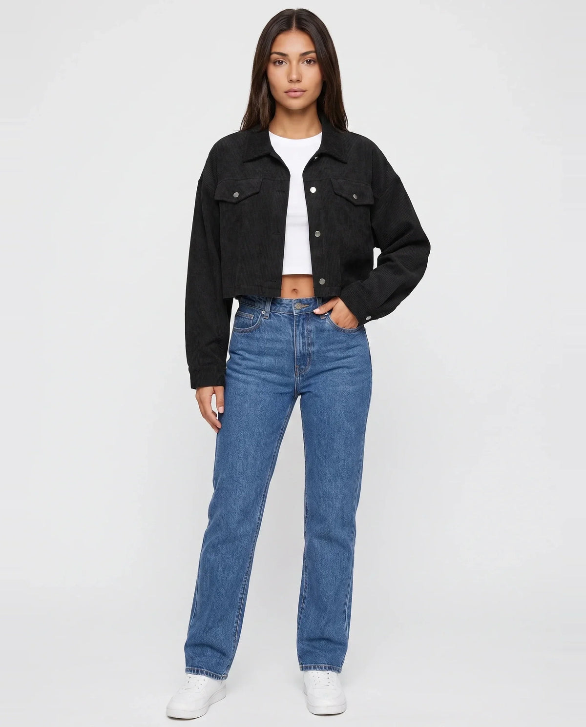 Veste courte en velours côtelé Y2K noire Sidonie, vue de face en studio