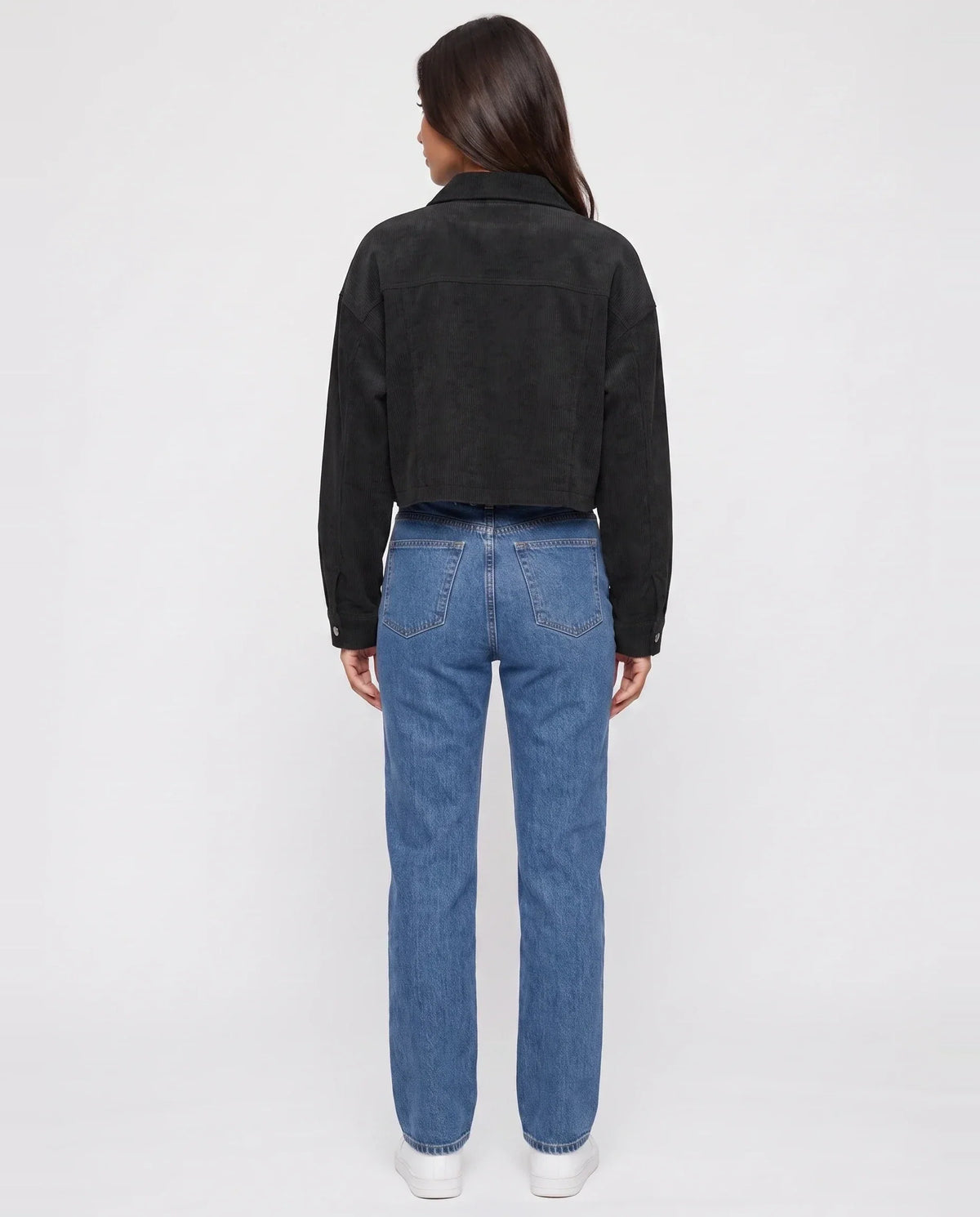 Veste courte en velours côtelé Y2K noire Sidonie, vue de dos en studio