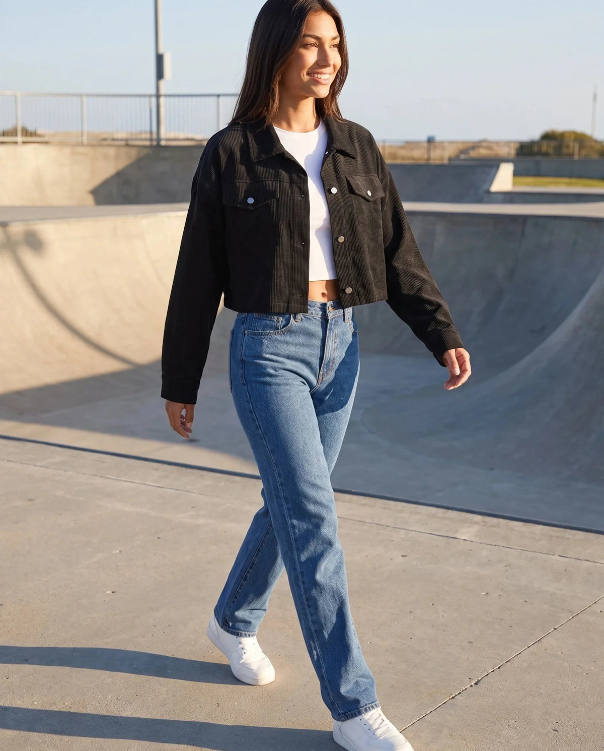 Veste courte Y2K noire Sidonie, portée dans un skatepark en béton