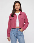 Veste courte en velours côtelé Y2K rose framboise Sidonie, plan rapproché en studio
