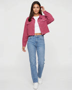 Veste courte en velours côtelé Y2K rose framboise Sidonie, vue de face en studio