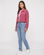 Veste courte en velours côtelé Y2K rose framboise Sidonie, vue de trois quarts en studio