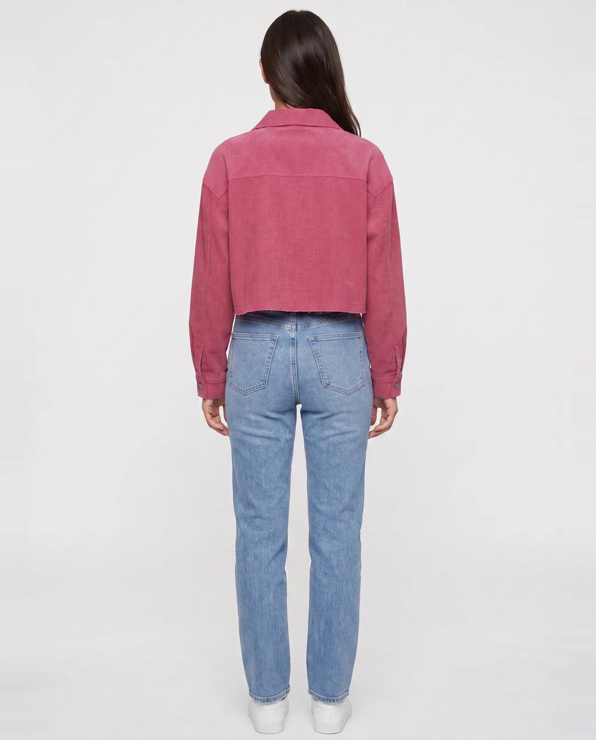 Veste courte en velours côtelé Y2K rose framboise Sidonie, vue de dos en studio
