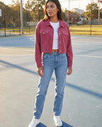 Veste courte Y2K rose framboise Sidonie, portée sur un terrain de basket bleu