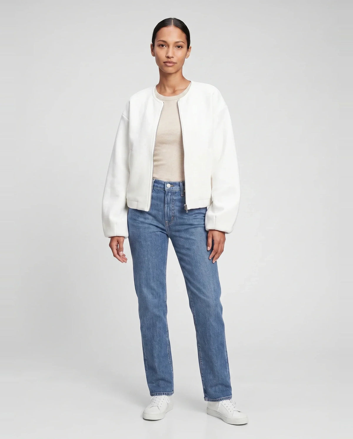 Veste zippée sans col en maille blanche Capucine, vue de face en studio