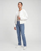 Veste zippée sans col en maille blanche Capucine, vue de trois quarts en studio