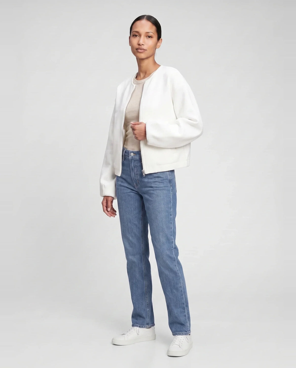 Veste zippée sans col en maille blanche Capucine, vue de trois quarts en studio