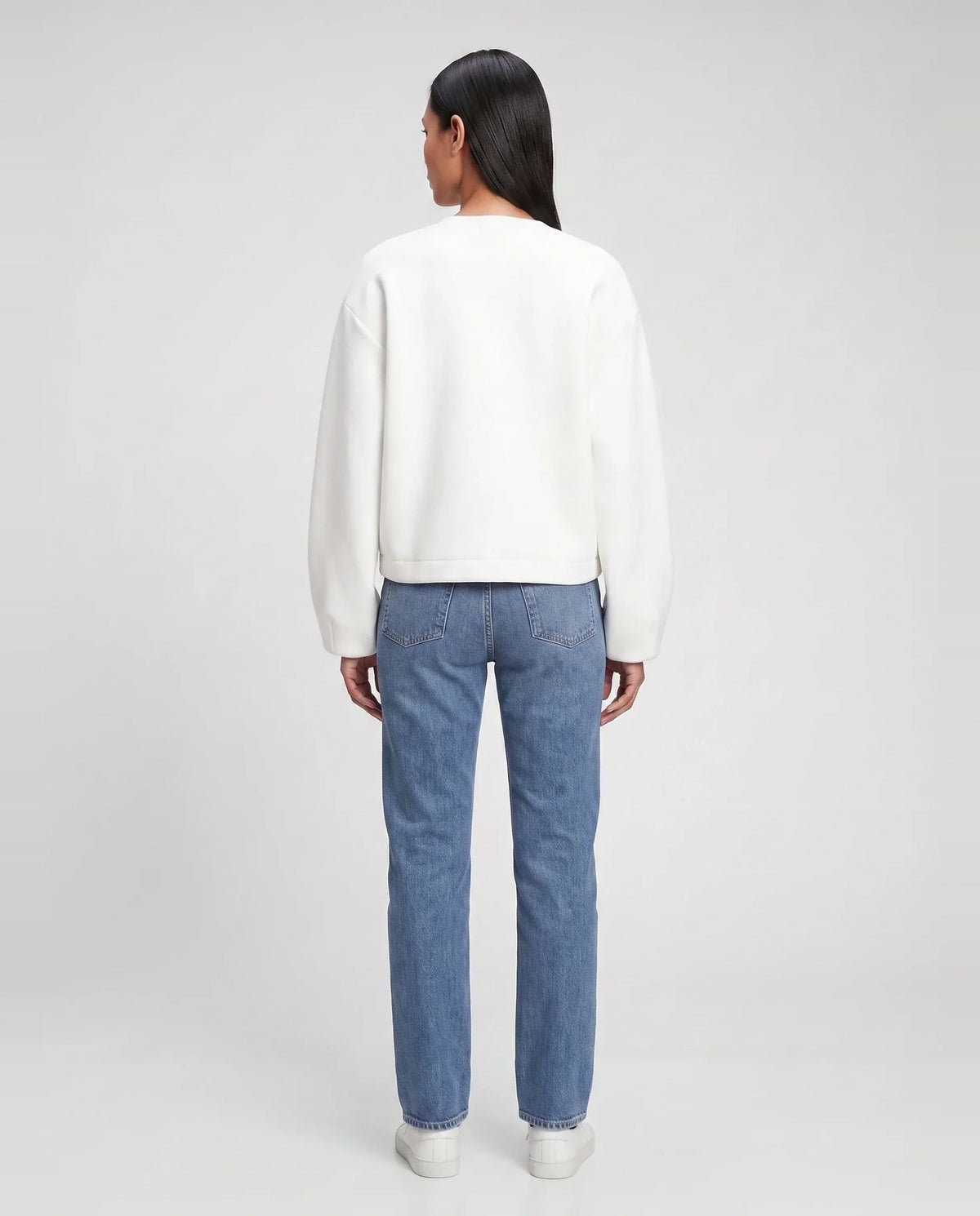 Veste zippée sans col en maille blanche Capucine, vue de dos en studio