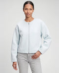 Veste zippée sans col en maille bleu glacier Capucine, plan rapproché en studio