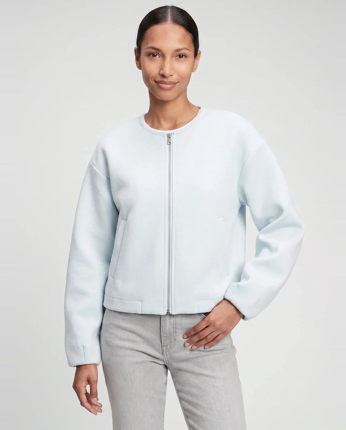 Veste zippée sans col en maille bleu glacier Capucine, plan rapproché en studio