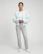 Veste zippée sans col en maille bleu glacier Capucine, vue de face en studio