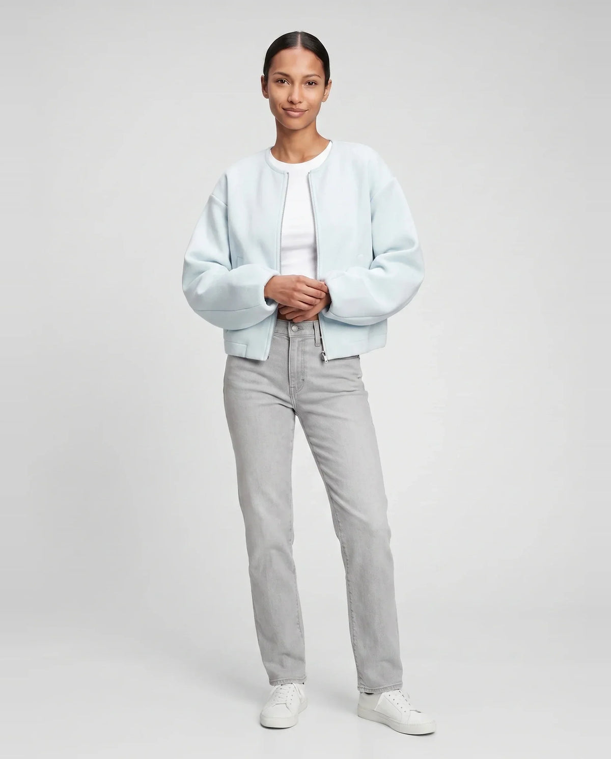 Veste zippée sans col en maille bleu glacier Capucine, vue de face en studio