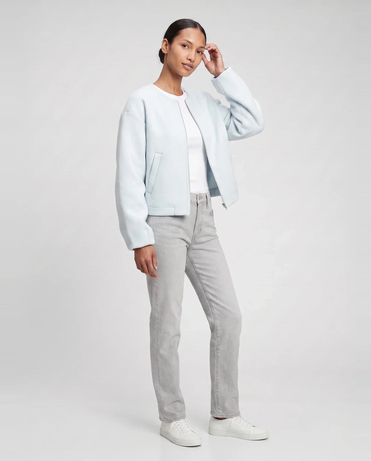 Veste zippée sans col en maille bleu glacier Capucine, vue de trois quarts en studio