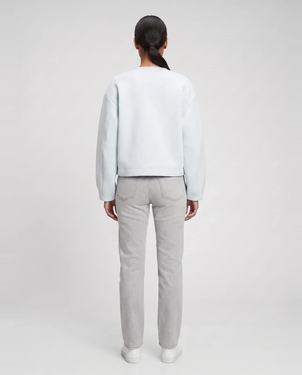 Veste zippée sans col en maille bleu glacier Capucine, vue de dos en studio