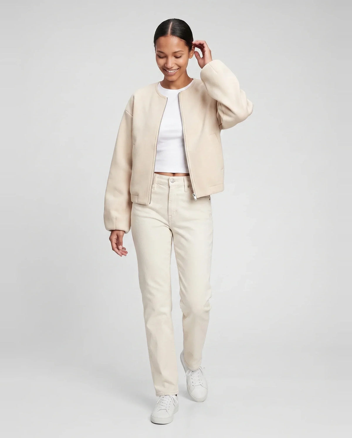 Veste zippée sans col en maille crème Capucine, vue de face en studio