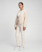 Veste zippée sans col en maille crème Capucine, vue de trois quarts en studio